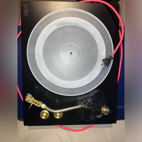 Trntbl record player. - Media 